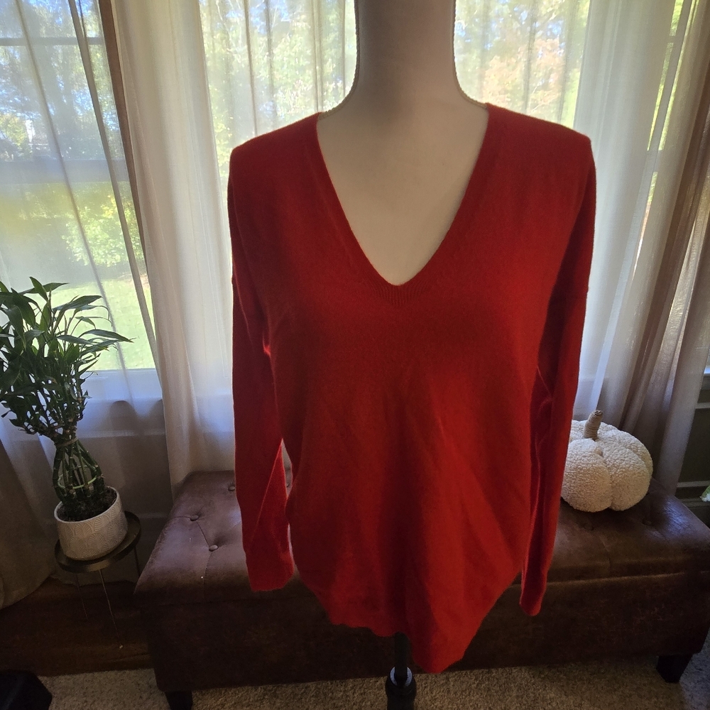 NWT, Banana Republic. Todd & Duncan, Cashmere, Vneck Sweater, Red, Size M